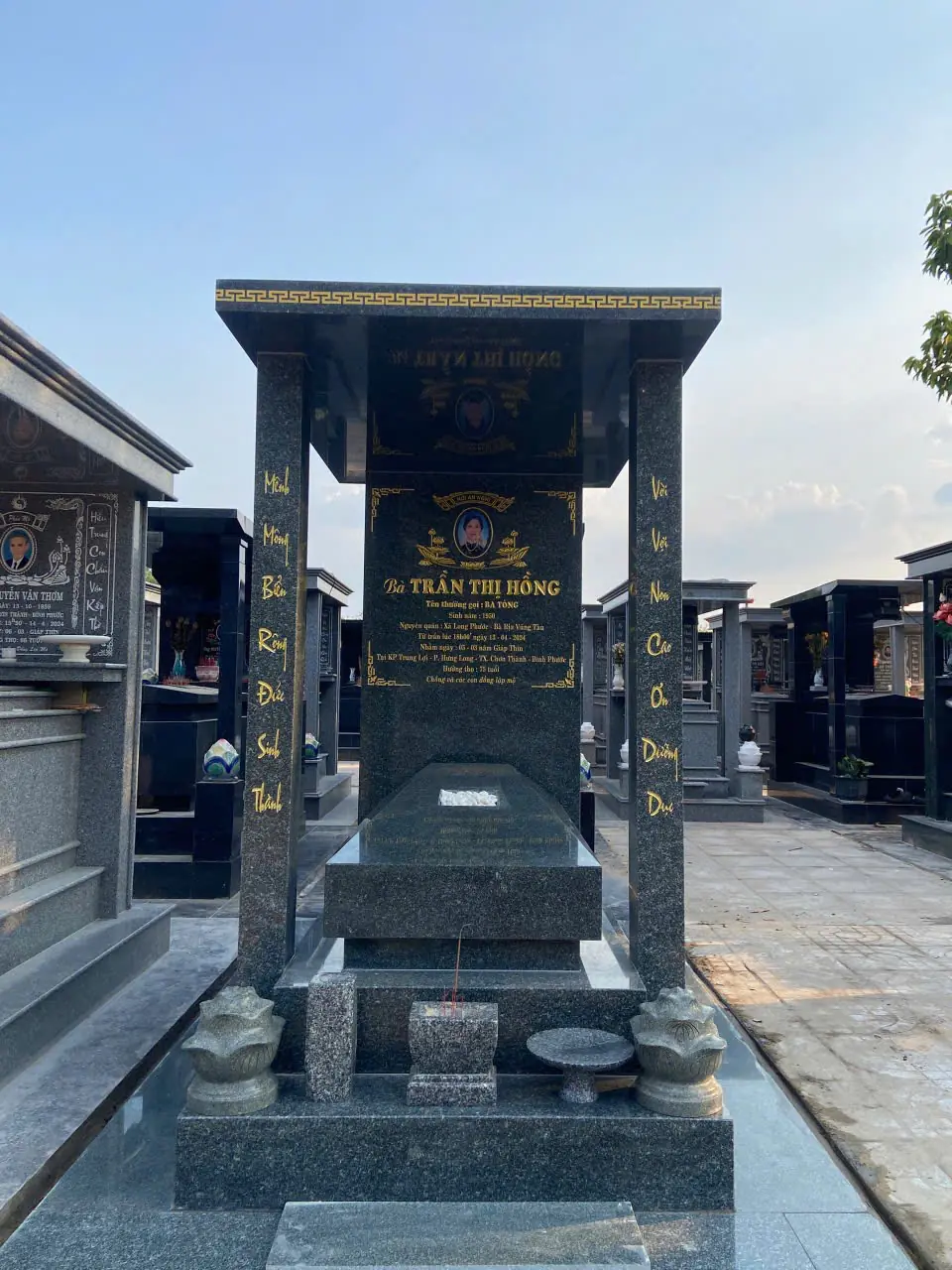 Mộ đá hoa cương 2